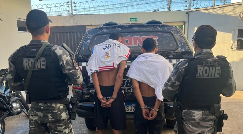 Dois homens suspeitos de tráfico de drogas e posse ilegal de arma no bairro Lindalma