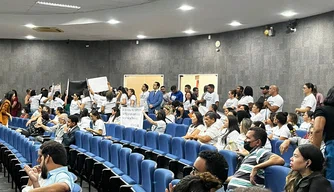 Aprovados no concurso da FMS protestam na Câmara Municipal de Teresina