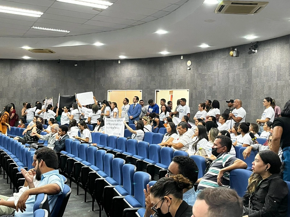 Aprovados no concurso da FMS protestam na Câmara Municipal de Teresina