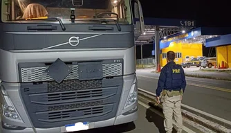 Caminhão foi retido pela PRF.