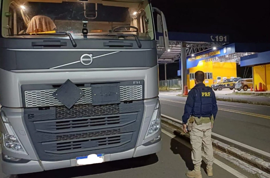 Caminhão foi retido pela PRF.