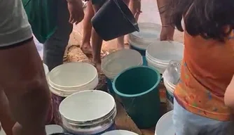 Sem água, moradores de Picos recorrem a carro-pipa para abastecimento