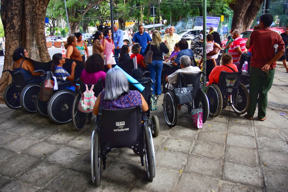 Prefeito de Teresina, Silvio Mendes, conversando com PCDs.