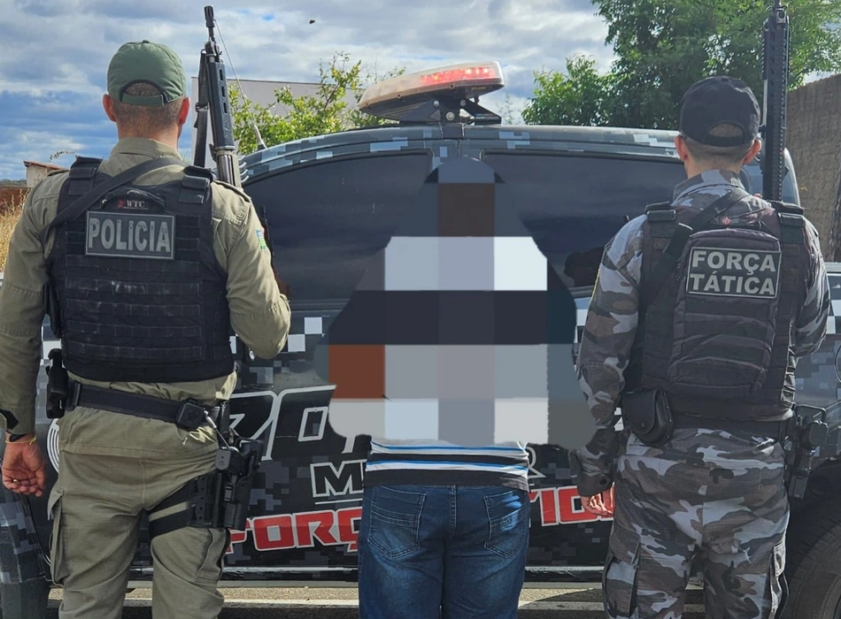 Homem preso por crime ambiental, maus-tratos e posse ilegal de arma.