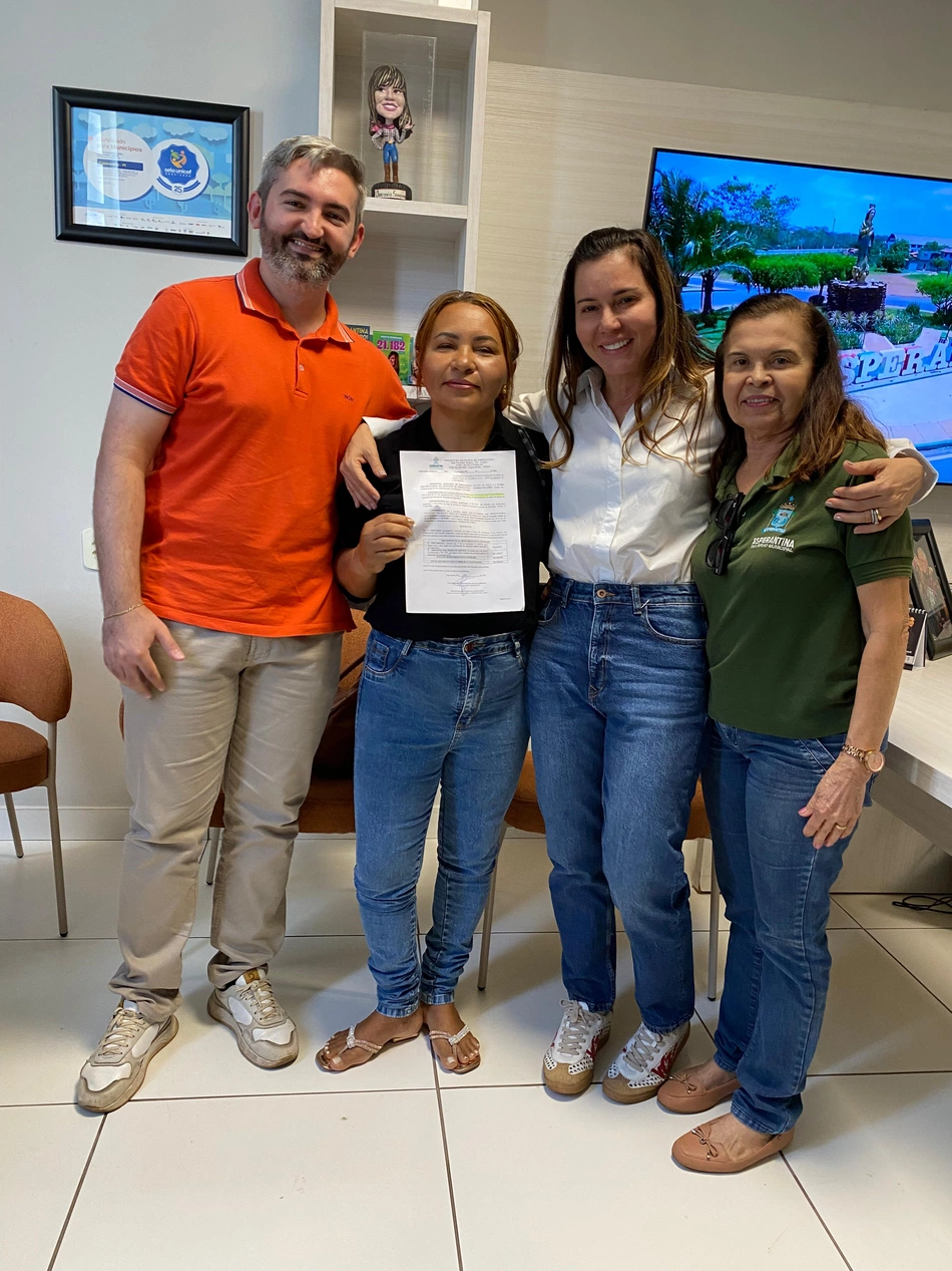 Ivanária Sampaio recebe servidoras e professores da rede municipal que se aposentaram