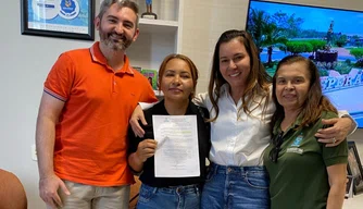 Ivanária Sampaio recebe servidoras e professores da rede municipal que se aposentaram