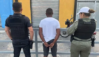 Suspeito preso pela polícia durante a "Operação Rota Segura".