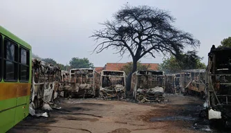 ônibus destruídos pelo incêndio em Teresina
