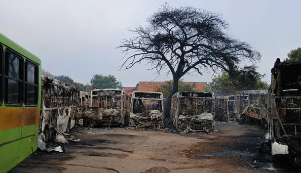ônibus destruídos pelo incêndio em Teresina
