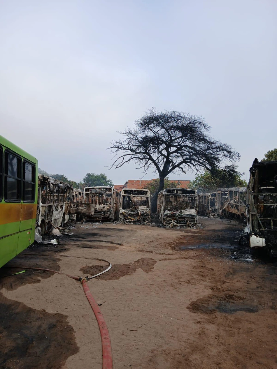 ônibus destruídos pelo incêndio em Teresina