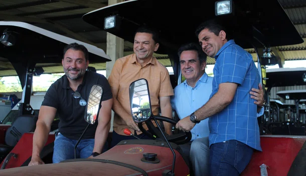 Ciro Nogueira entrega máquinas agrícolas para prefitos