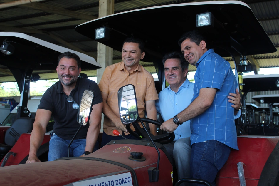 Ciro Nogueira entrega máquinas agrícolas para prefitos