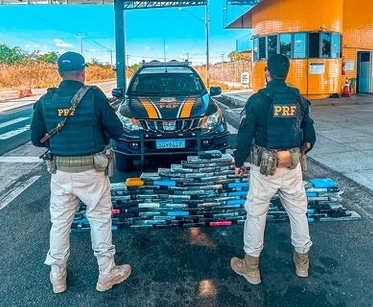 PRF apreende cerca de 140 kg de cocaína em ônibus