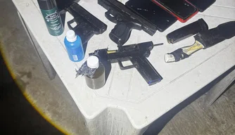 Operação em bar de Altos e apreende armas, drogas, veículos e celulares roubados