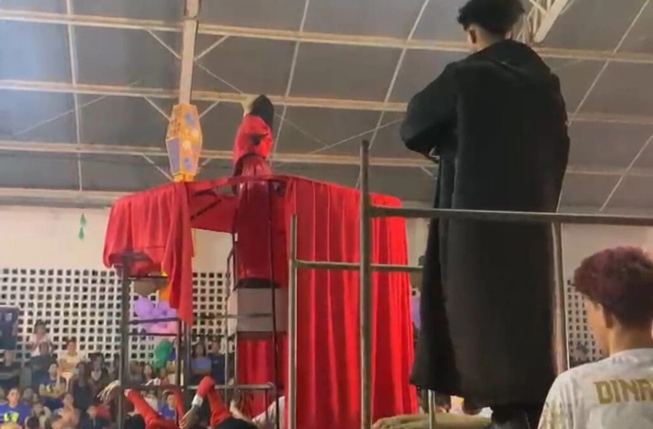 Alunos de escola pública viralizam com performance em homenagem a Lady Gaga