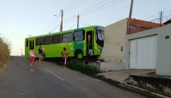Ônibus desgovernado invade residência.