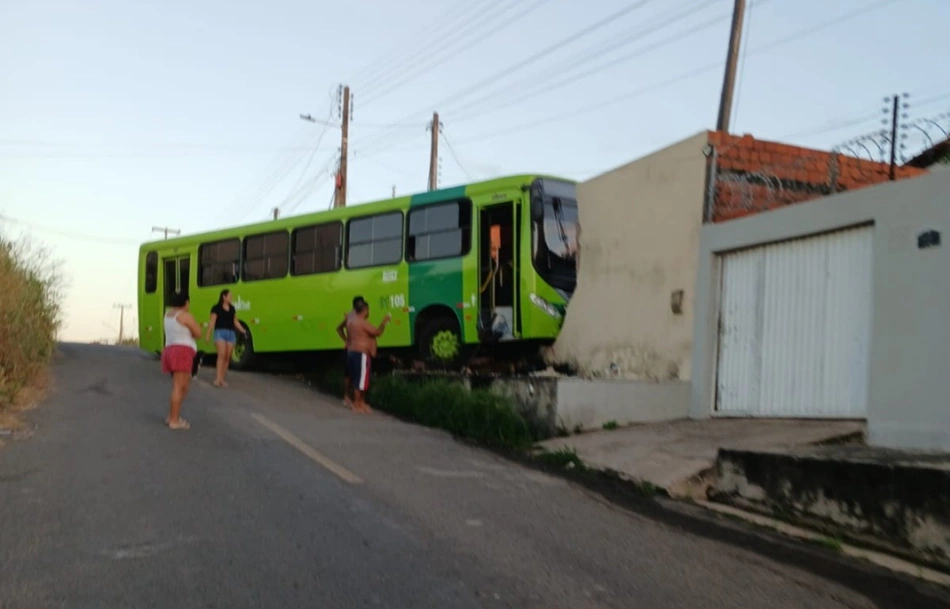 Ônibus desgovernado invade residência.