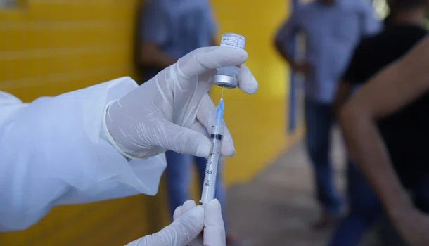 Vacinação contra dengue para adolescentes de 14 anos.