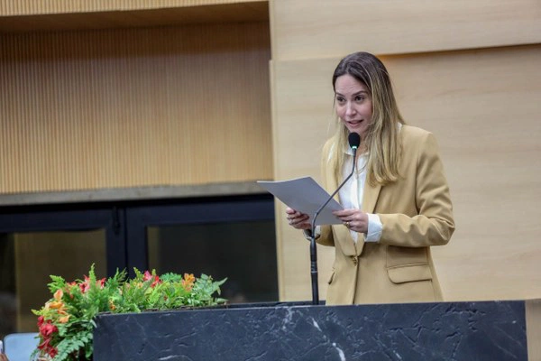Vanessa Tapety reassume como deputada na Alepi