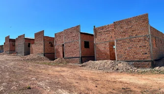 Construção de casas em Esperantina