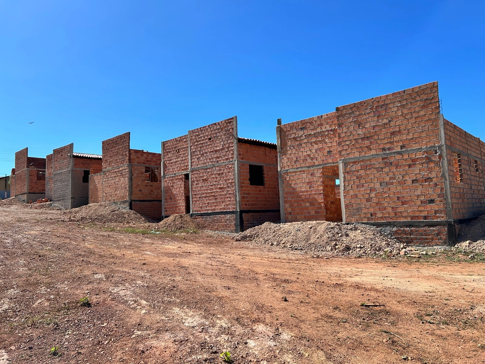 Construção de casas em Esperantina