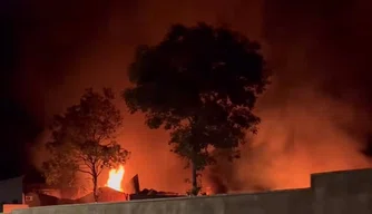 Incêndio atinge fábrica de móveis e estofados em Água Branca