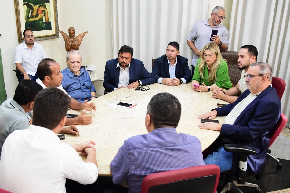 Prefeito Silvio Mendes faz reunião com vereadores .