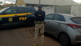 Veículo apreendido durante a ação.