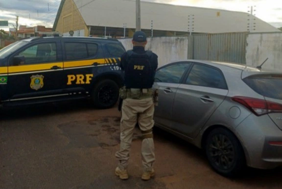 Veículo apreendido durante a ação.