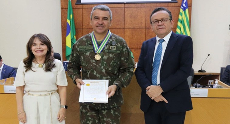 General do Exército Pinto Sampaio é homenageado pelo TRE-PI.