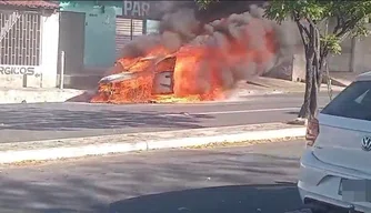 Carro fica totalmente destruído