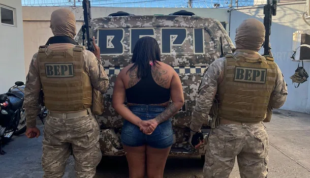 Mulher suspeita de integrar facção é presa com revólver durante operação em Teresina