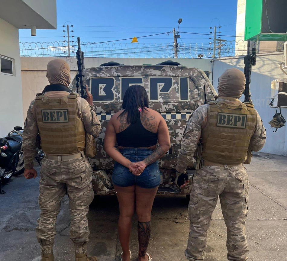 Mulher que integra organização criminosa é presa com revólver durante patrulhamento do BEPI.
