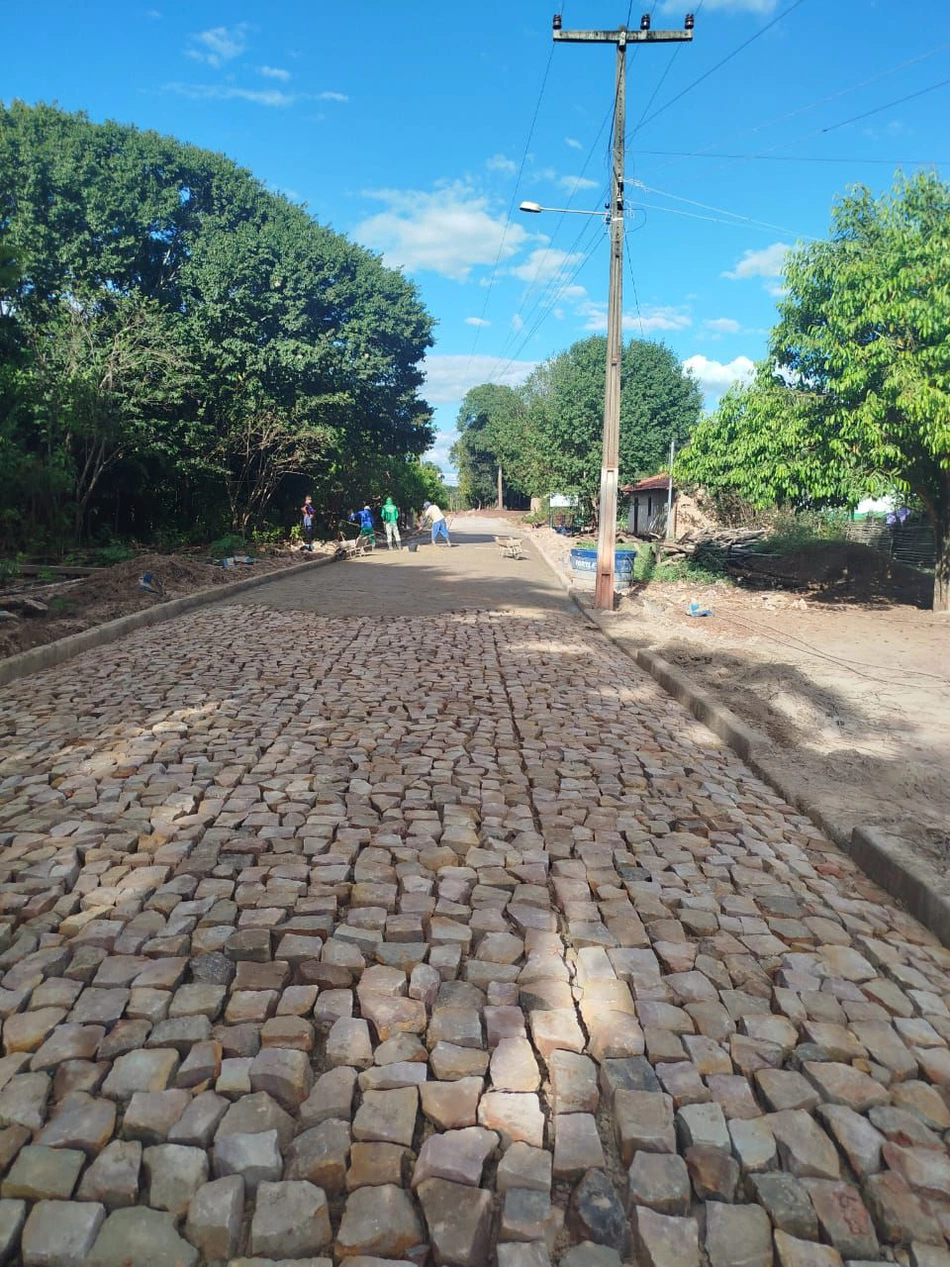 Obra de calçamento na zona rural de Esperantina