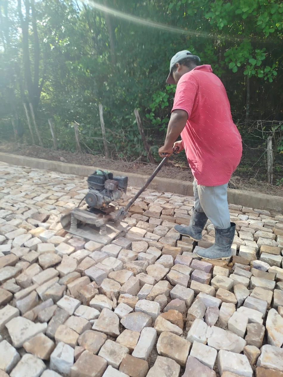 Obra de calçamento na zona rural de Esperantina