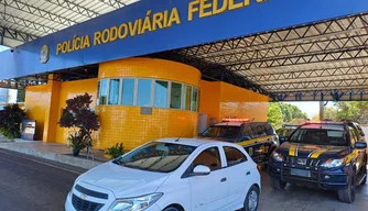 PRF recupera veículo roubado com sinais de adulteração.