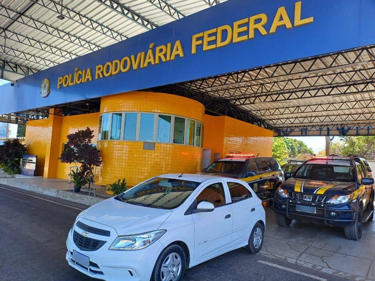 PRF recupera veículo roubado com sinais de adulteração.