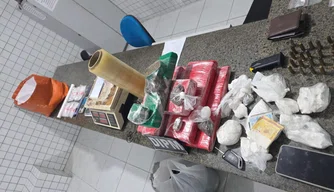 Apreensão de drogas, munições e caderno com anotações do tráfico