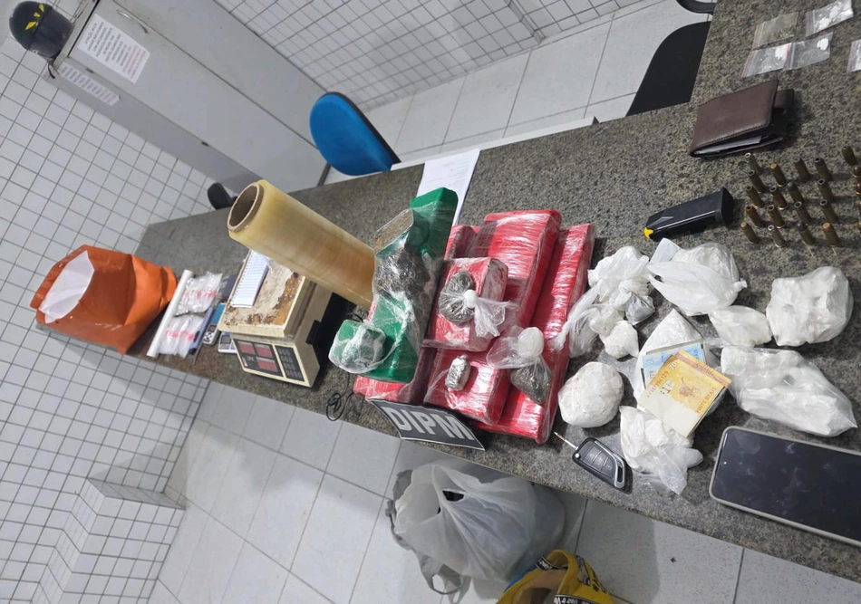 Apreensão de drogas, munições e caderno com anotações do tráfico