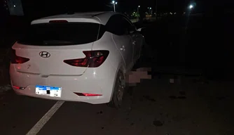 Mulher morre após colisão entre carro e moto.