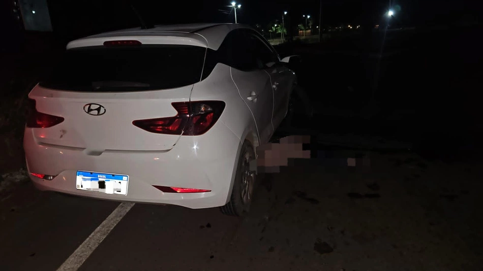 Mulher morre após colisão entre carro e moto.