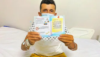 Pacientes recebem cartilhas com orientações sobre o tratamento do transplante renal