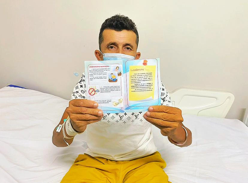 Pacientes recebem cartilhas com orientações sobre o tratamento do transplante renal