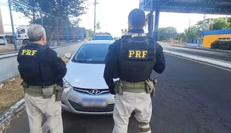PRF apreende veículo roubado.