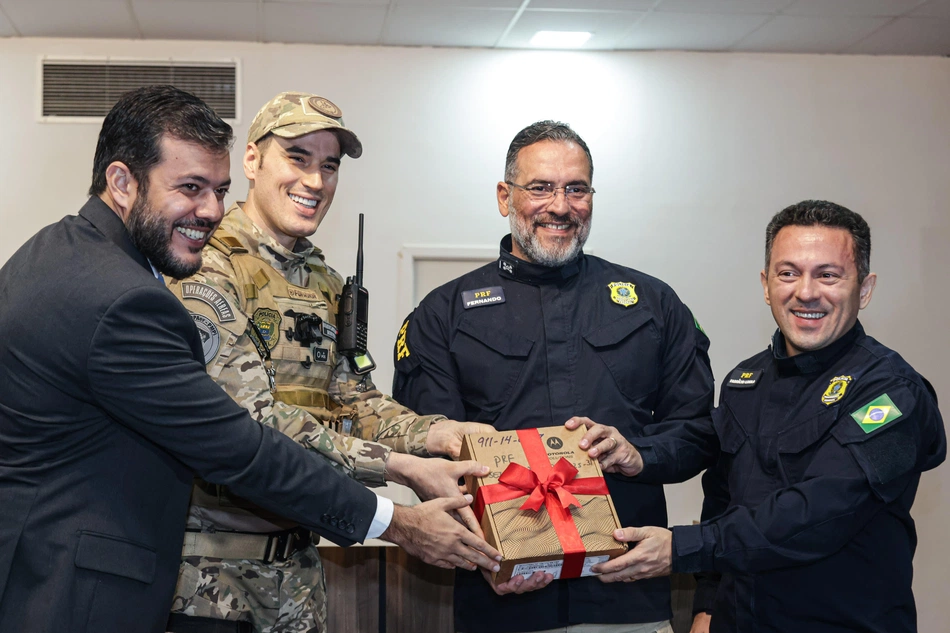 SSP-PI entrega equipamentos de radiocomunicação à PRF