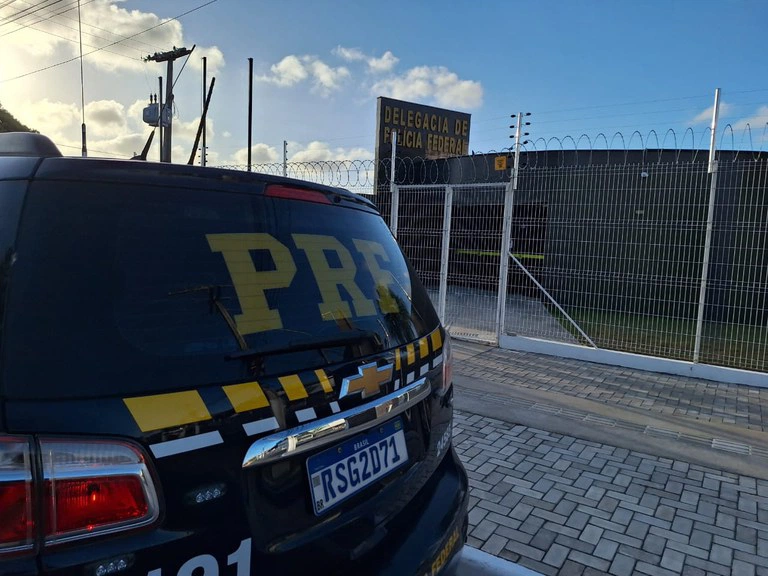 PRF flagra condutor com documento falso