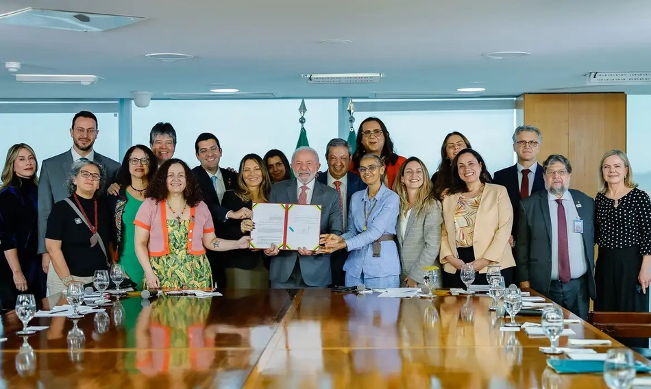 Presidente Lula sanciona lei que proíbe testes cosméticos em animais