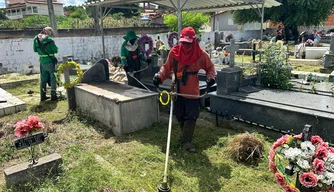Prefeitura realiza limpeza do Cemitério.