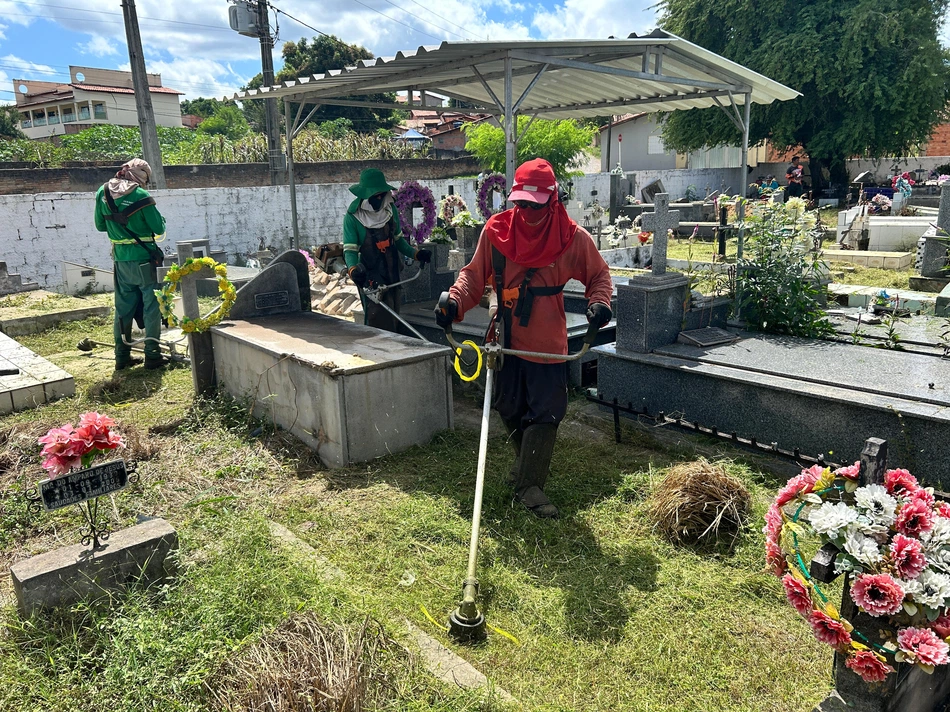Prefeitura realiza limpeza do Cemitério.