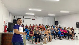Reunião de orientação para manicures, pedicures e profissionais da beleza.
